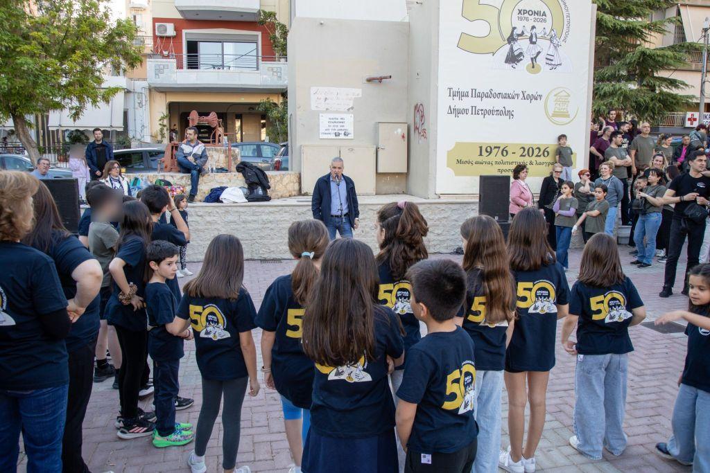 Μια μεγάλη χορευτική παρέα γλέντησε χθες (29/4) στην πλατεία «Ηρώ»