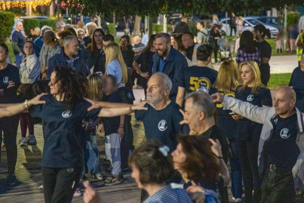 Μια μεγάλη χορευτική παρέα γλέντησε χθες (29/4) στην πλατεία «Ηρώ»
