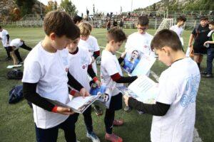 Ε.Π.Ο. και Δήμος έκαναν πετυχημένη «Πάσα στα θρανία» στην Πετρούπολη