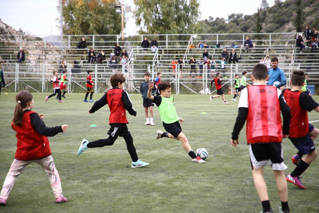 Ε.Π.Ο. και Δήμος έκαναν πετυχημένη «Πάσα στα θρανία» στην Πετρούπολη