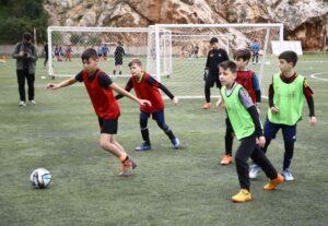 Ε.Π.Ο. και Δήμος έκαναν πετυχημένη «Πάσα στα θρανία» στην Πετρούπολη