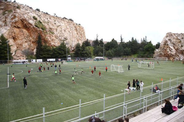 Ε.Π.Ο. και Δήμος έκαναν πετυχημένη «Πάσα στα θρανία» στην Πετρούπολη