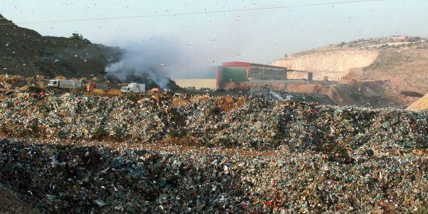 Οι ζωές μας δεν είναι για τα σκουπίδια Οι ζωές μας δεν είναι για τα σκουπίδια
