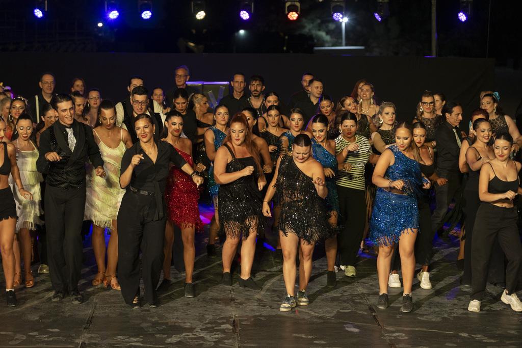 «Διεθνές Φεστιβάλ Πέτρας»: Ρυθμός, ενέργεια και χορευτικό πάθος στη «σκιά» του Ποικίλου Όρους