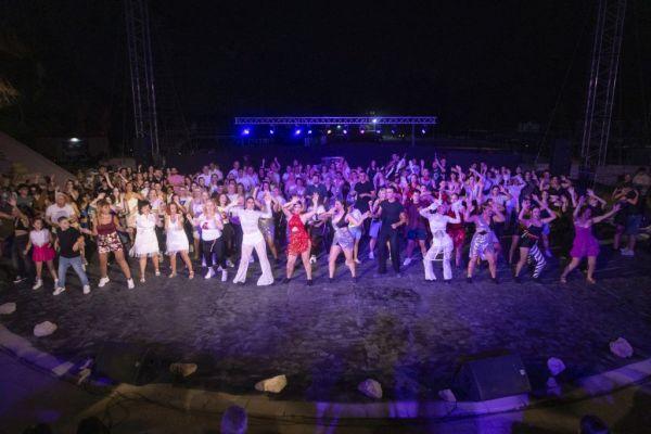 «Διεθνές Φεστιβάλ Πέτρας»: Ρυθμός, ενέργεια και χορευτικό πάθος στη «σκιά» του Ποικίλου Όρους