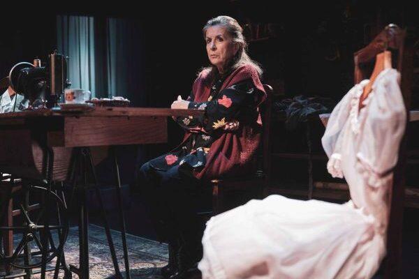 «Διεθνές Φεστιβάλ Πέτρας»: «ΜΙΑ ΖΩΗ: Ο Μονόλογος μιας Μοδίστρας» «Διεθνές Φεστιβάλ Πέτρας»: «ΜΙΑ ΖΩΗ: Ο Μονόλογος μιας Μοδίστρας»