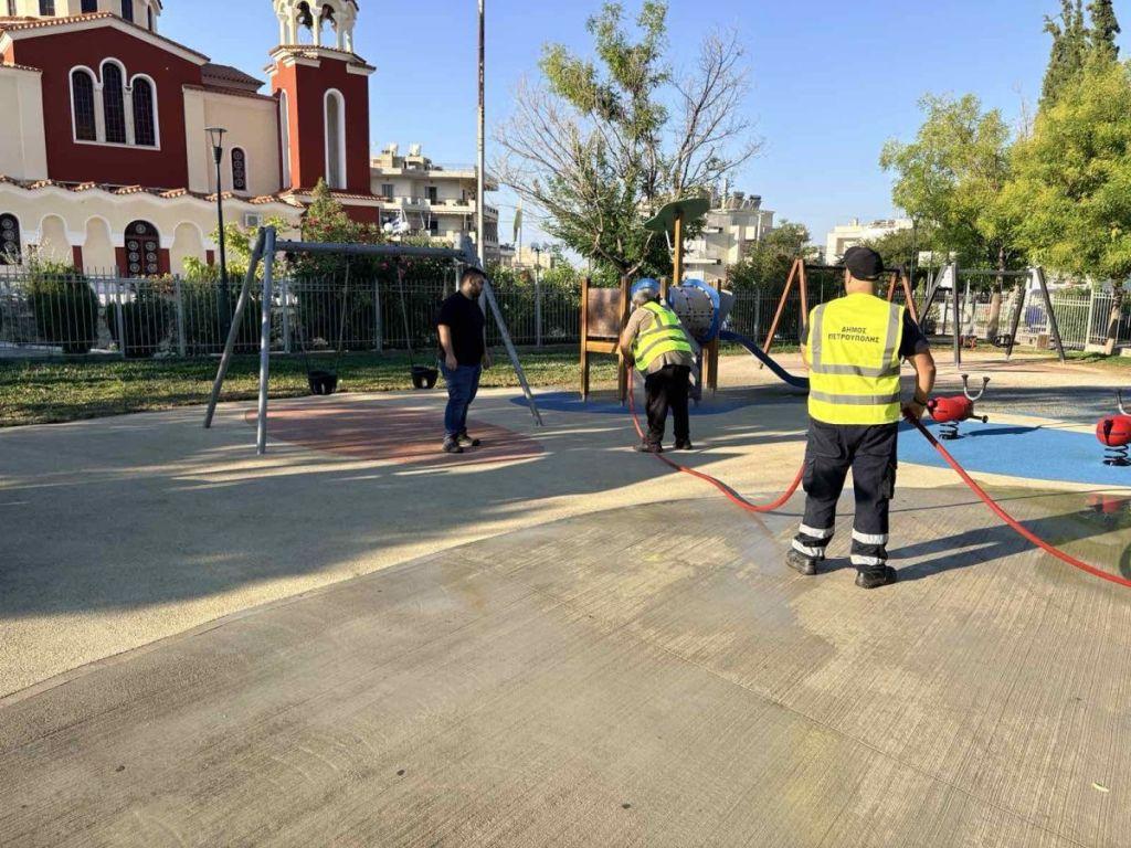 Εκτεταμένες εργασίες καθαρισμού δρόμων, πλατειών και κοινόχρηστων χώρων στον Δήμο μας