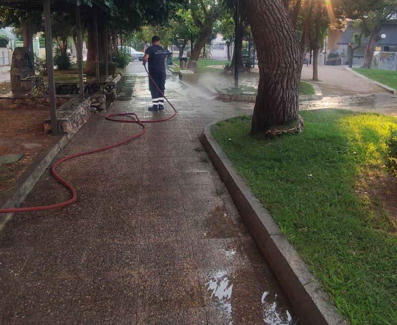 Συνεχίζονται οι εργασίες καθαρισμού κοινόχρηστων χώρων στον Δήμο μας