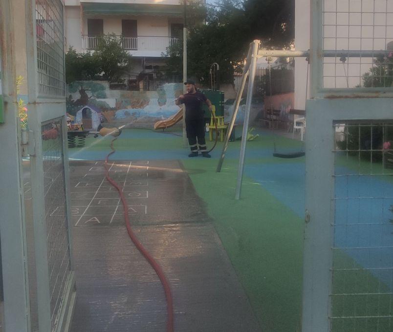 Συνεχίζονται οι εργασίες καθαρισμού κοινόχρηστων χώρων στον Δήμο μας