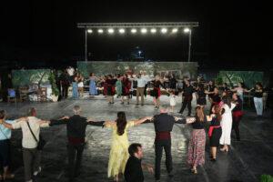 «Διεθνές Φεστιβάλ Πέτρας»: Σταυροδρόμι Πολιτισμών και κεφιού το 11ο «Συναπάντημα Παραδοσιακών Χορών» «Διεθνές Φεστιβάλ Πέτρας»: Σταυροδρόμι Πολιτισμών και κεφιού το 11ο «Συναπάντημα Παραδοσιακών Χορών»