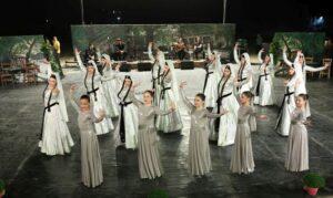«Διεθνές Φεστιβάλ Πέτρας»: Σταυροδρόμι Πολιτισμών και κεφιού το 11ο «Συναπάντημα Παραδοσιακών Χορών» «Διεθνές Φεστιβάλ Πέτρας»: Σταυροδρόμι Πολιτισμών και κεφιού το 11ο «Συναπάντημα Παραδοσιακών Χορών»