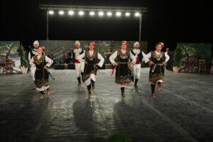 «Διεθνές Φεστιβάλ Πέτρας»: Σταυροδρόμι Πολιτισμών και κεφιού το 11ο «Συναπάντημα Παραδοσιακών Χορών» «Διεθνές Φεστιβάλ Πέτρας»: Σταυροδρόμι Πολιτισμών και κεφιού το 11ο «Συναπάντημα Παραδοσιακών Χορών»
