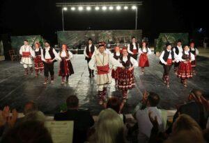 «Διεθνές Φεστιβάλ Πέτρας»: Σταυροδρόμι Πολιτισμών και κεφιού το 11ο «Συναπάντημα Παραδοσιακών Χορών» «Διεθνές Φεστιβάλ Πέτρας»: Σταυροδρόμι Πολιτισμών και κεφιού το 11ο «Συναπάντημα Παραδοσιακών Χορών»