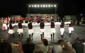 «Διεθνές Φεστιβάλ Πέτρας»: Σταυροδρόμι Πολιτισμών και κεφιού το 11ο «Συναπάντημα Παραδοσιακών Χορών» «Διεθνές Φεστιβάλ Πέτρας»: Σταυροδρόμι Πολιτισμών και κεφιού το 11ο «Συναπάντημα Παραδοσιακών Χορών»